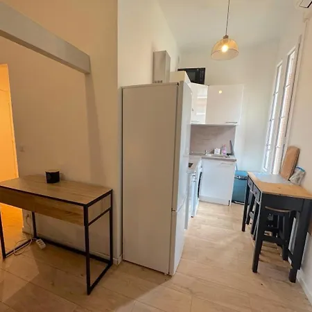 Elegant A 100m Prom Des Apartment Nice